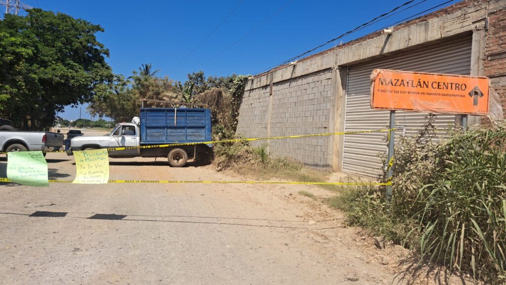 Vecinos de la Jaripillo bloquean la avenida de Las Torres en Mazatlán