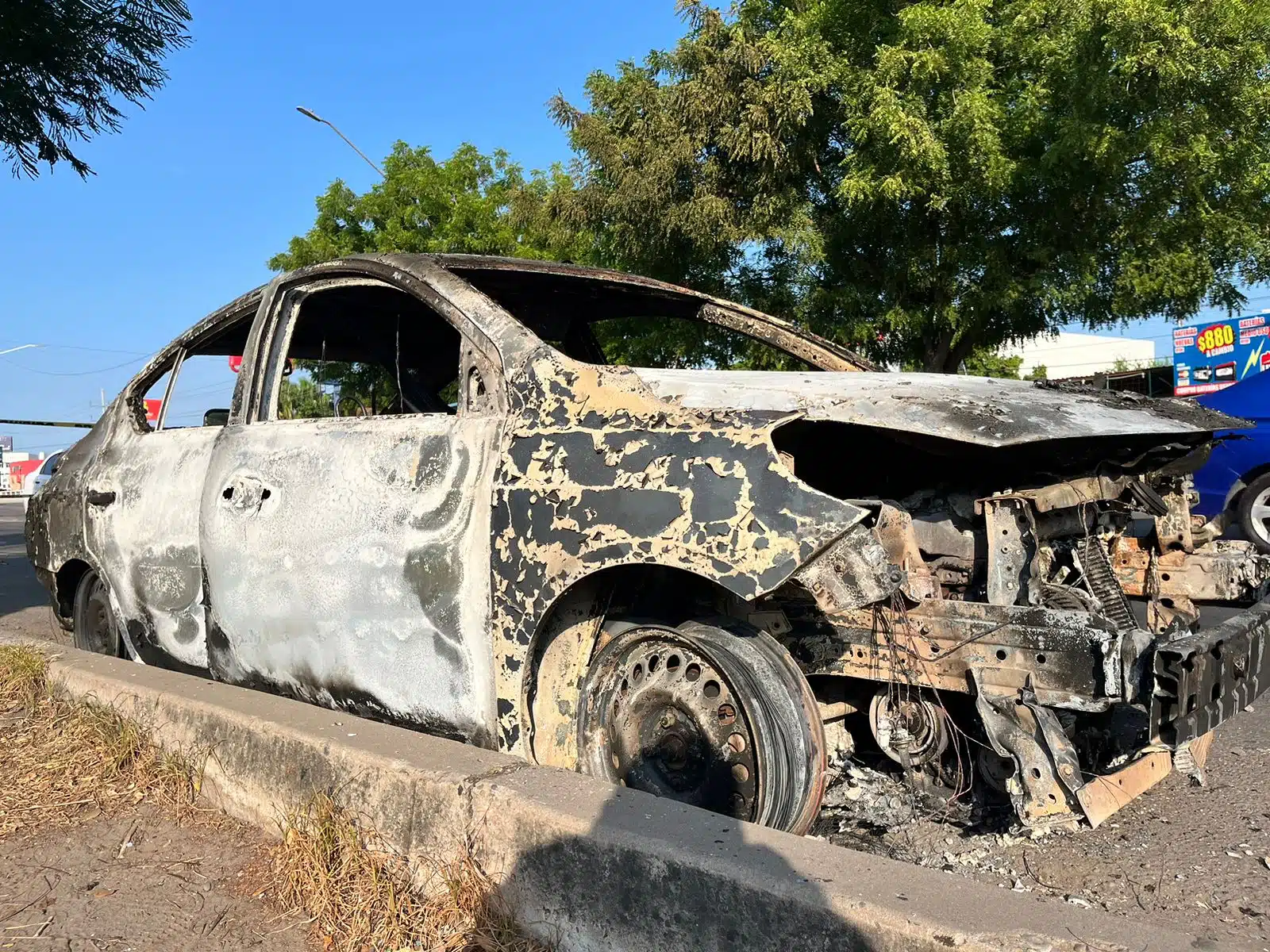 Vehículo termina carbonizado tras despojo en Culiacán