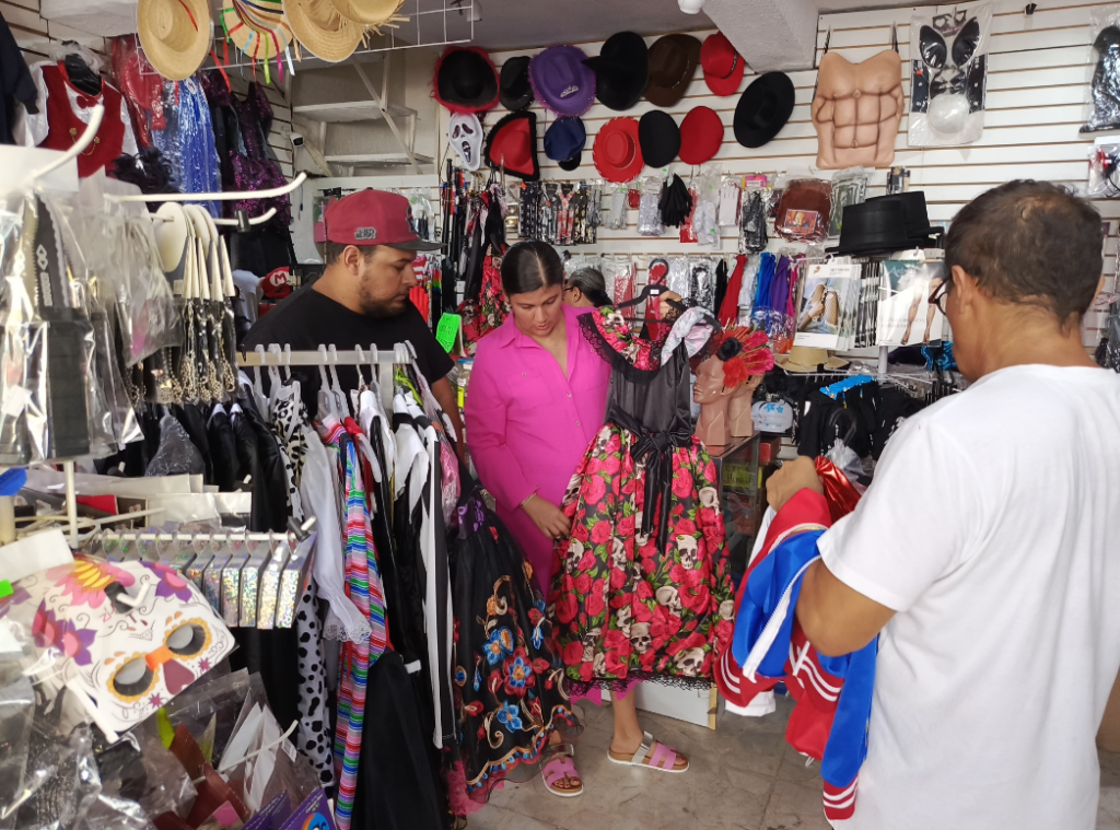 Se acerca Halloween y los negocios de disfraces en Mazatlán incrementan sus ventas