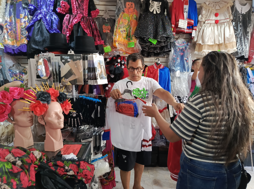 Se acerca Halloween y los negocios de disfraces en Mazatlán incrementan sus ventas