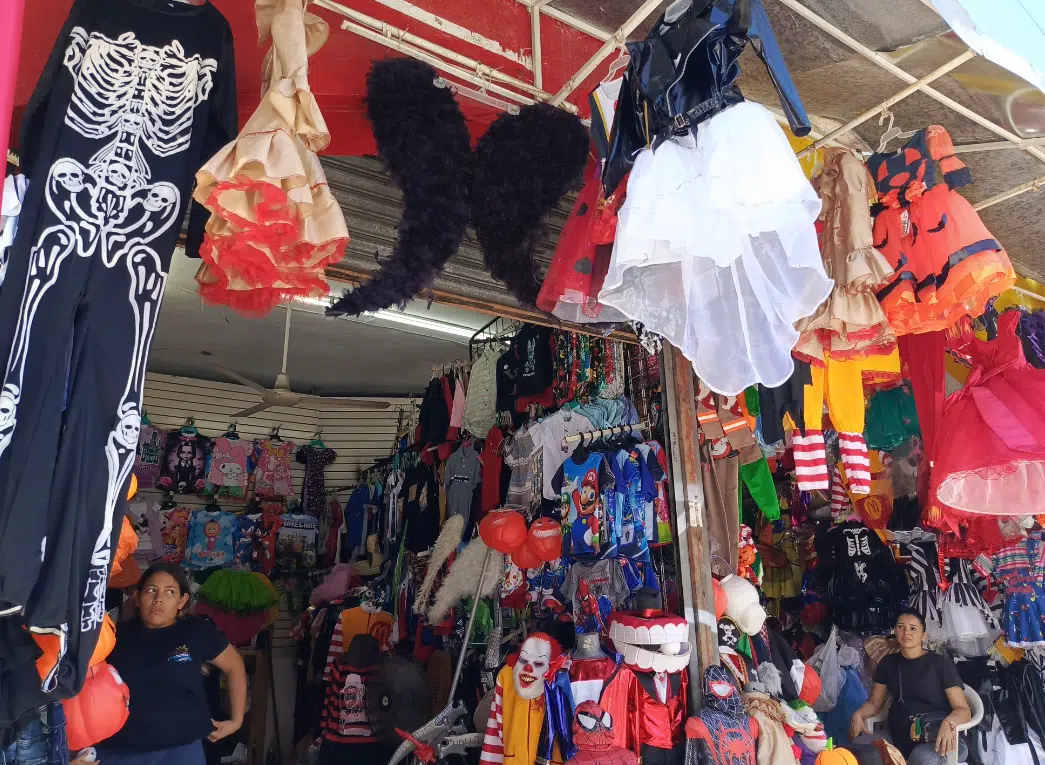 Se acerca Halloween y los negocios de disfraces en Mazatlán incrementan sus ventas