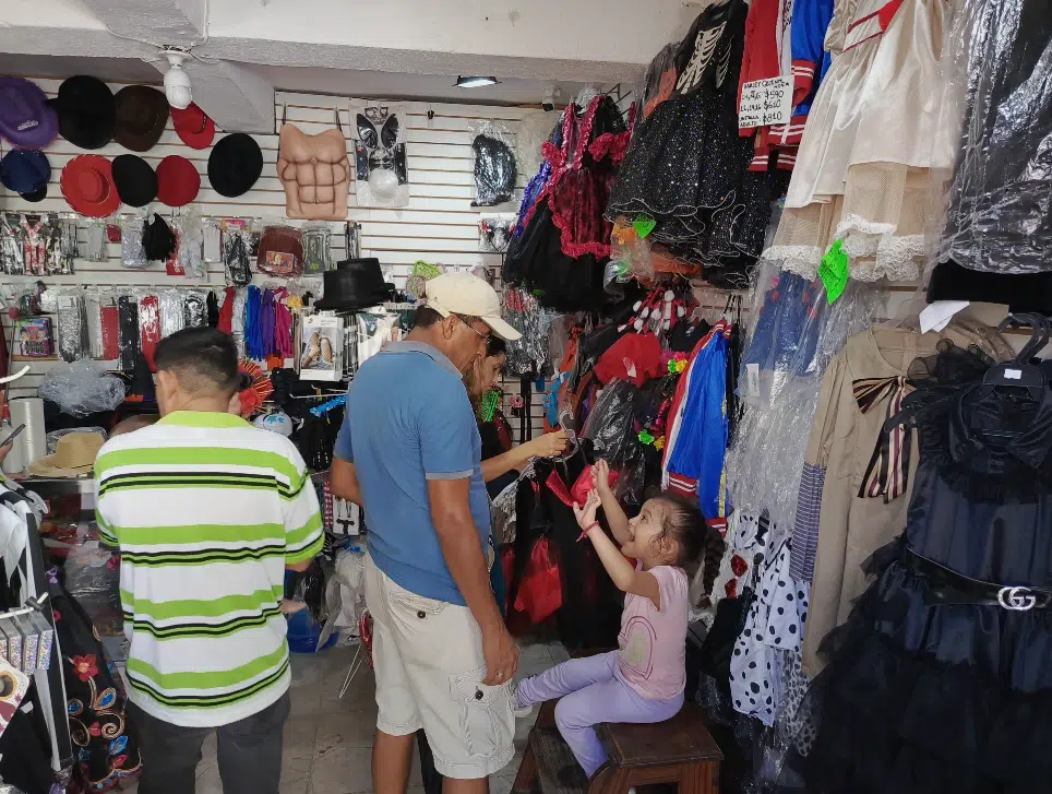 Se acerca Halloween y los negocios de disfraces en Mazatlán incrementan sus ventas