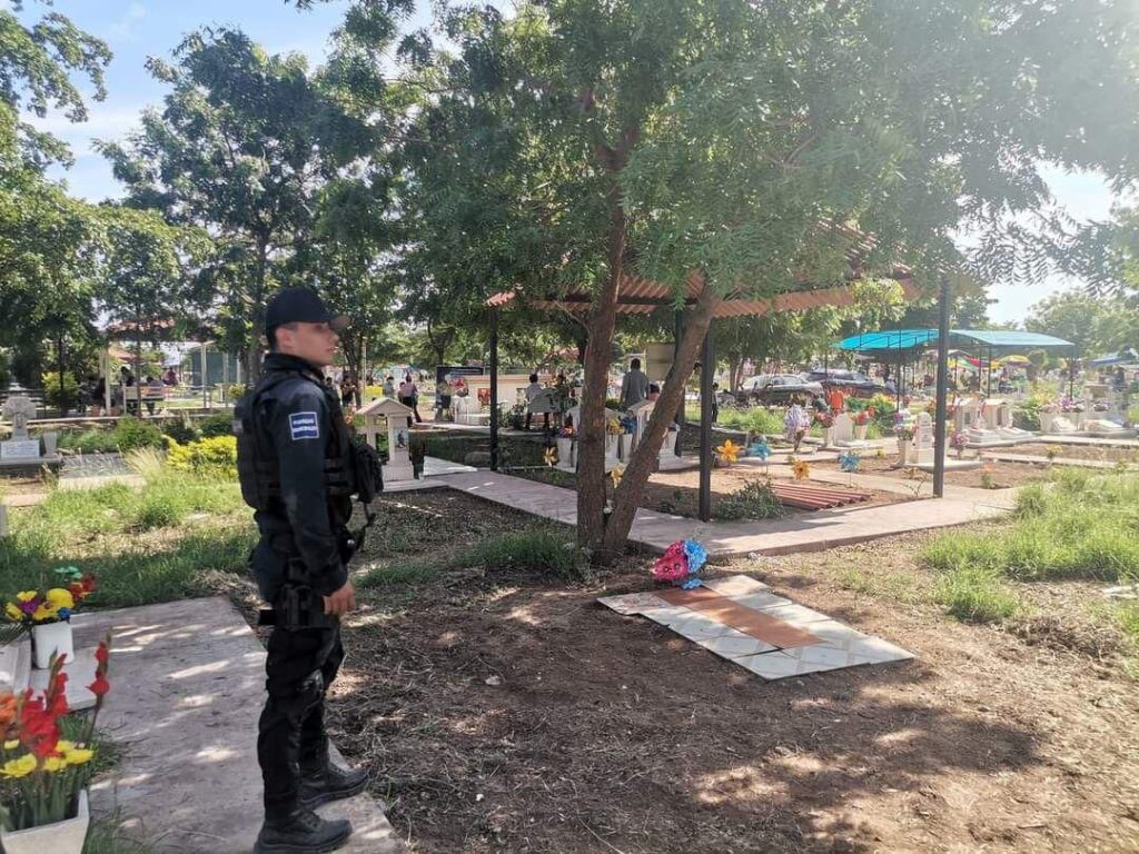 Seguridad en el panteón de Ahome