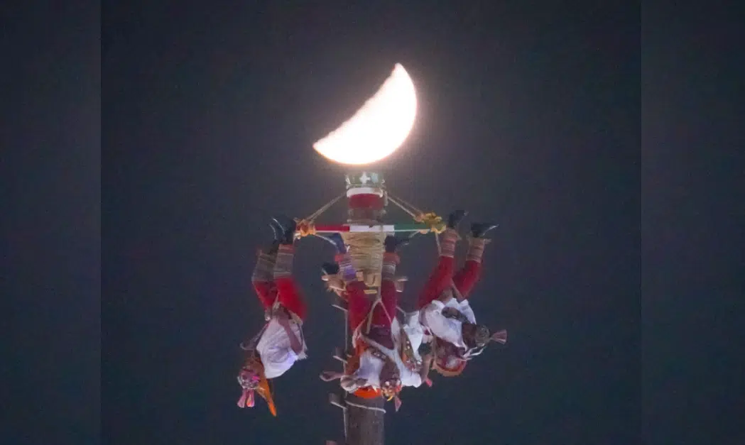 Volador de Papantla parece tocar la luna en impresionante presentación en la Fiesta del Sol, Mexicali