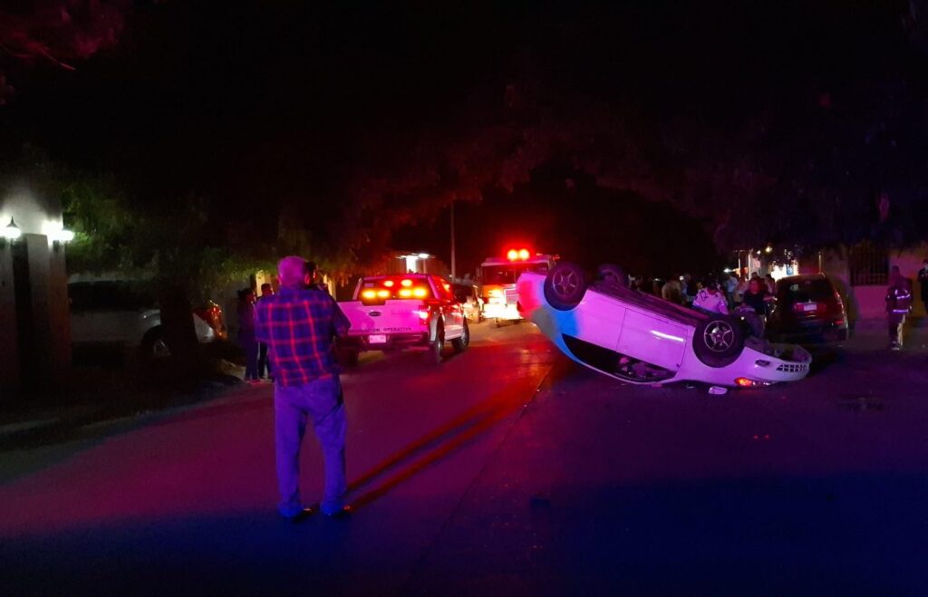 Vehículo volcado tras el accidente vial.