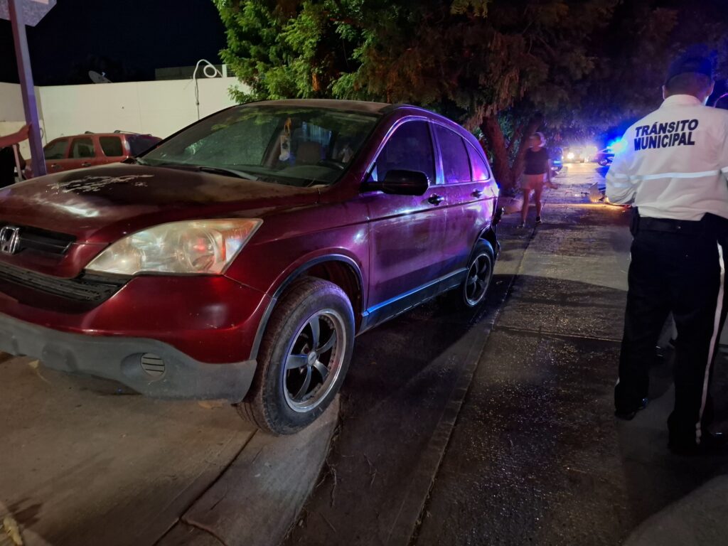 Camioneta de color guinda que participó en el choque