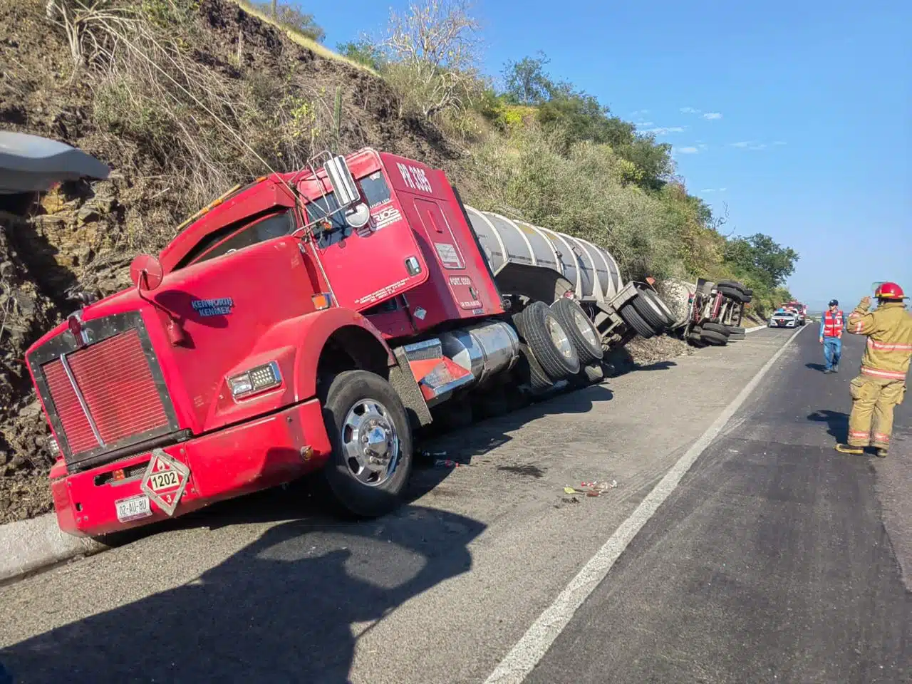 Tractocamión volcado por La Costera