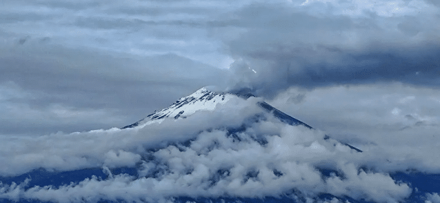 ¡Qué espectáculo! Volcán Popocatépetl luce cubierto de nieve y deja hermosas postales