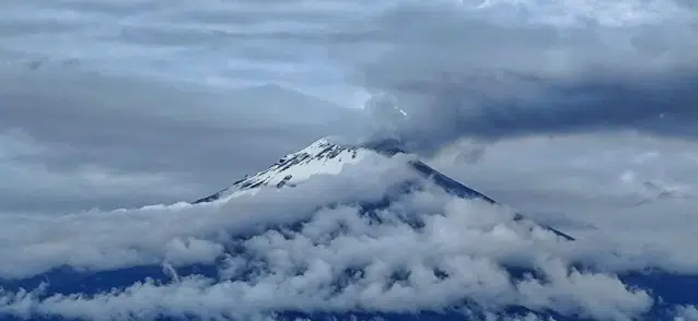 ¡Qué espectáculo! Volcán Popocatépetl luce cubierto de nieve y deja hermosas postales