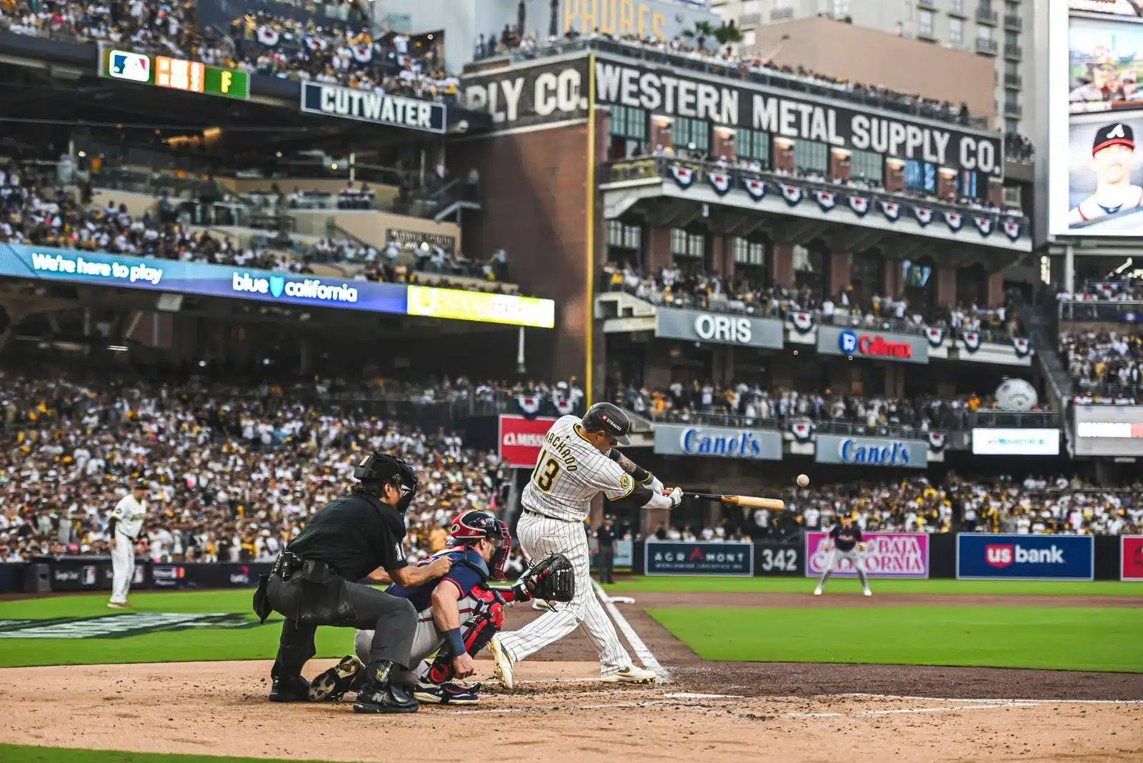 Manny Machado conectando el doblete que coronó el ataque de cinco carreras en la segunda entrada