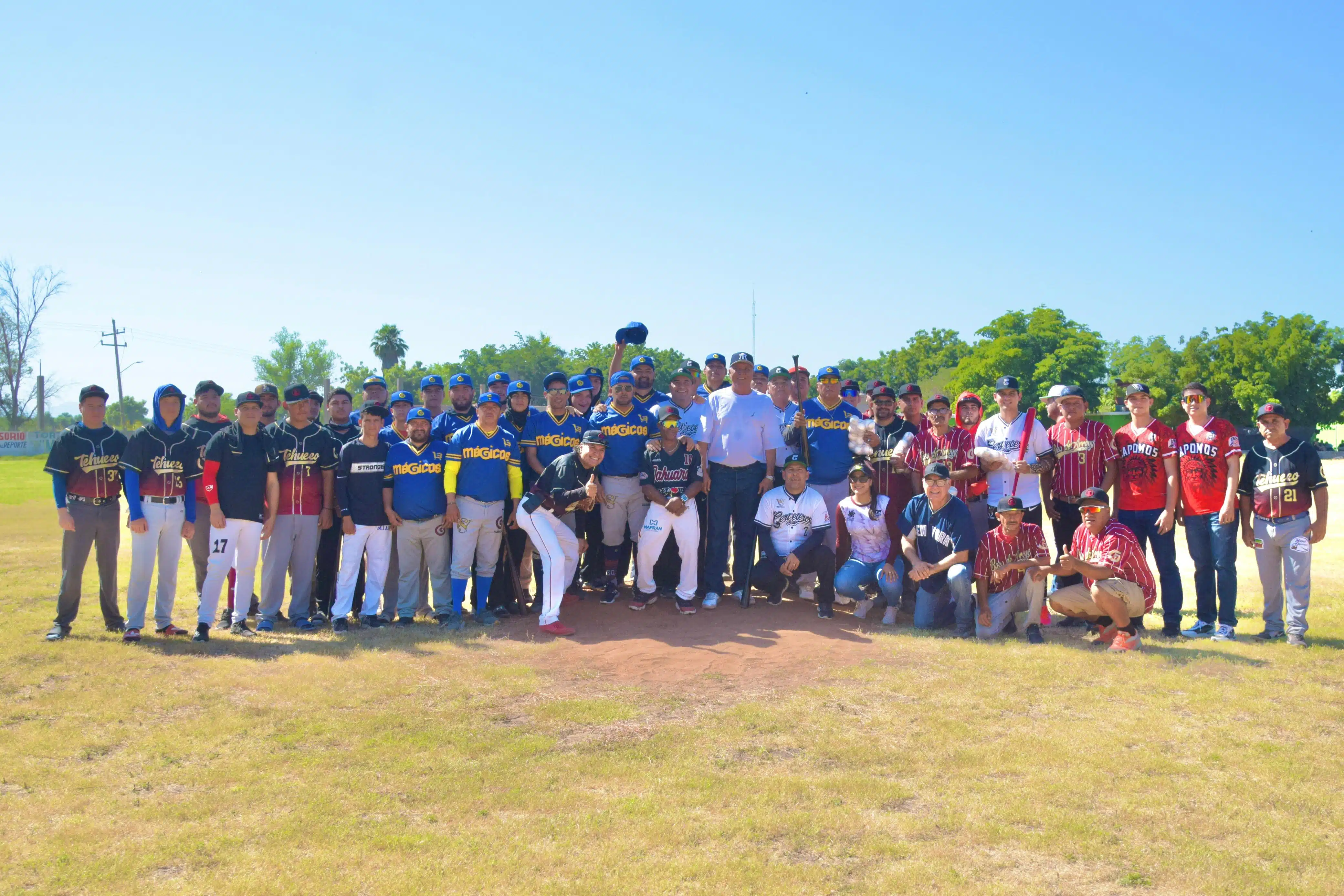 Gildardo Leyva encabezó ceremonia en la Liga de Tercera Fuerza en Tehueco, El Fuerte y posteriormente asistió con un grupo de peloteritos al Chevron Park