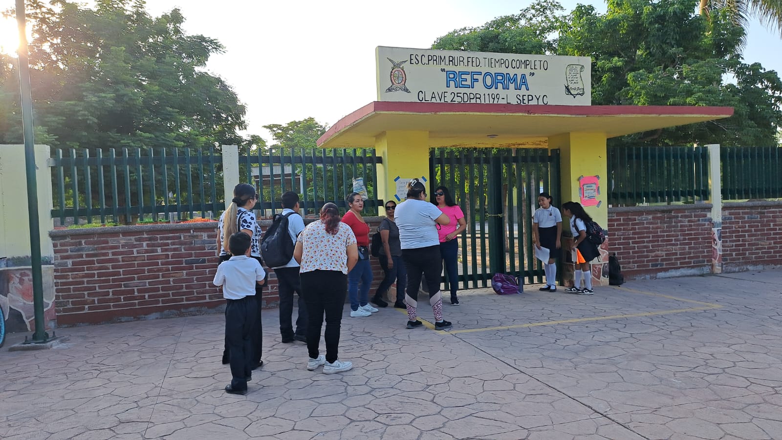 Isife acudió a verificar las pésimas condiciones de los techos de algunas aulas motivo por el que los niños recibían clases en la techumbre donde el calor y los moscos son insoportables.