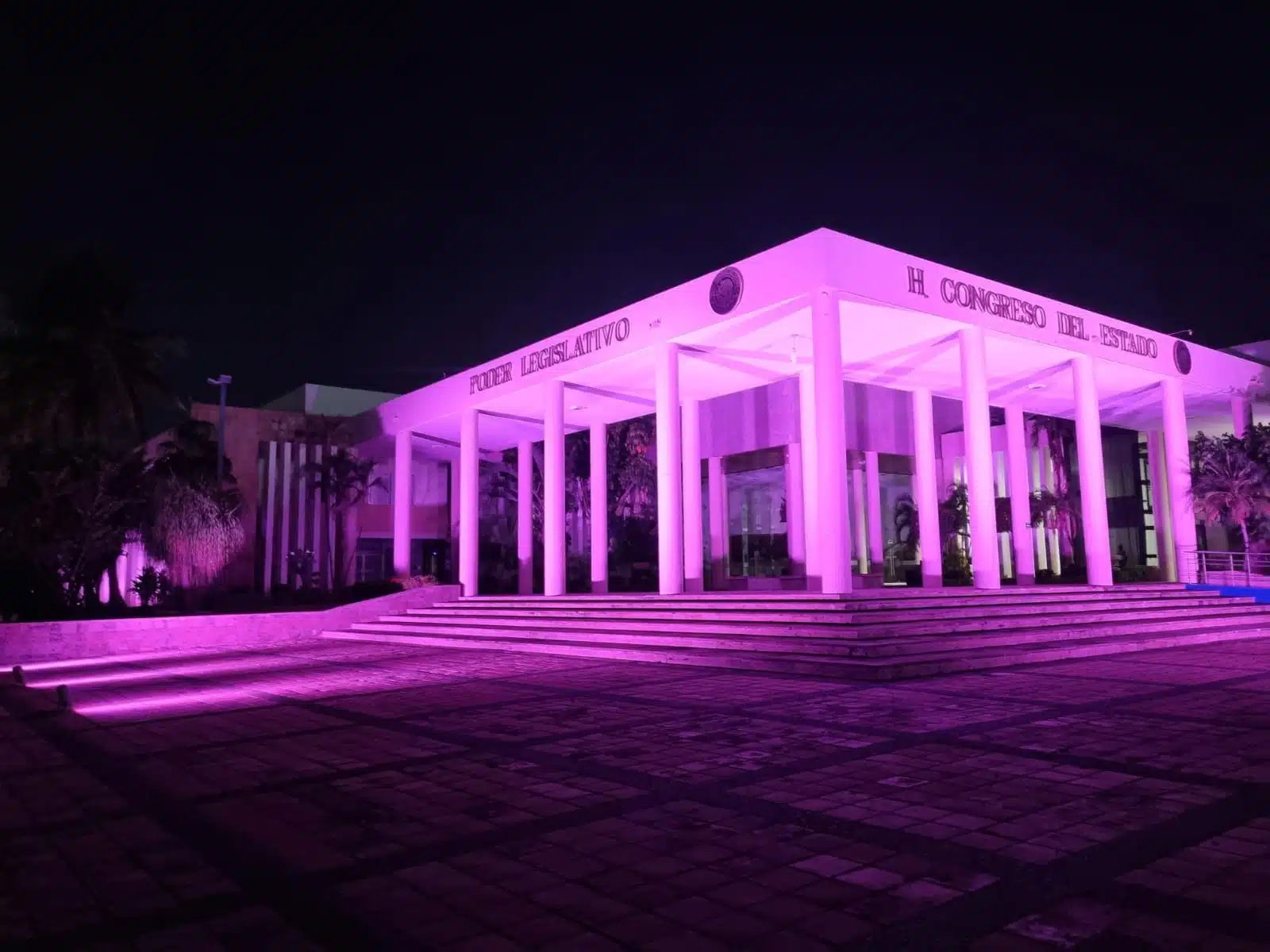 Las instalaciones del Congreso del Estado se mantendrán iluminadas de color rosa durante todo el mes de octubre