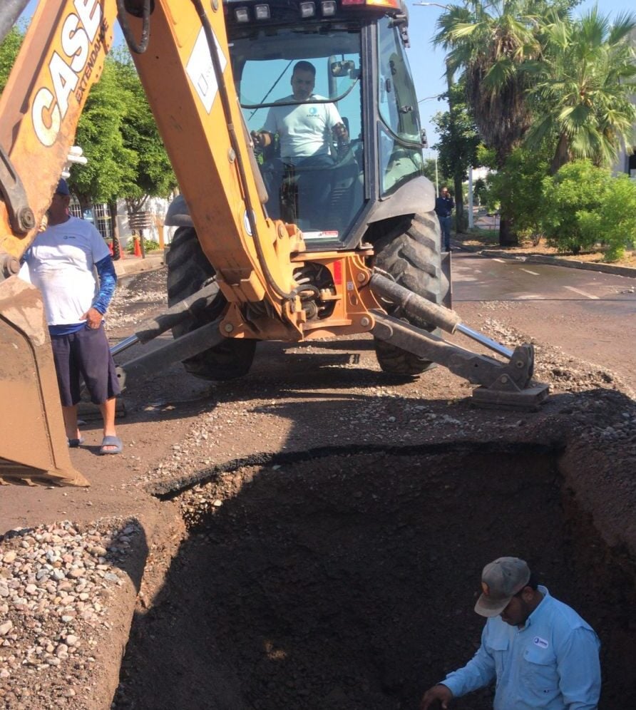 Constructores reparando calle