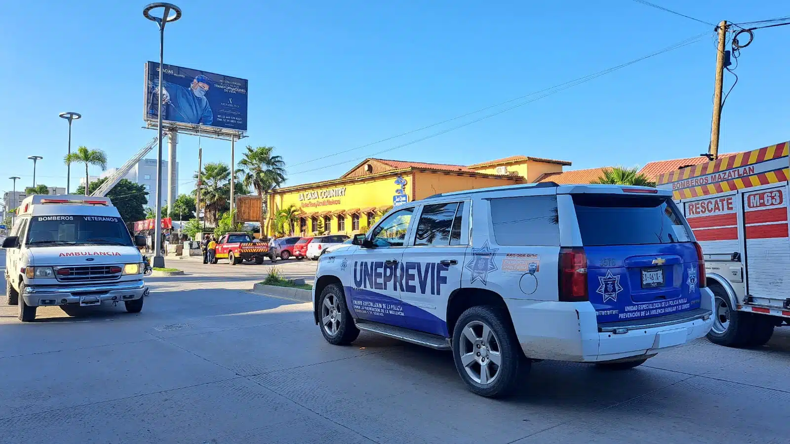 Operativo de rescate de un hombre bloquea la avenida Camarón Sábalo en Mazatlán