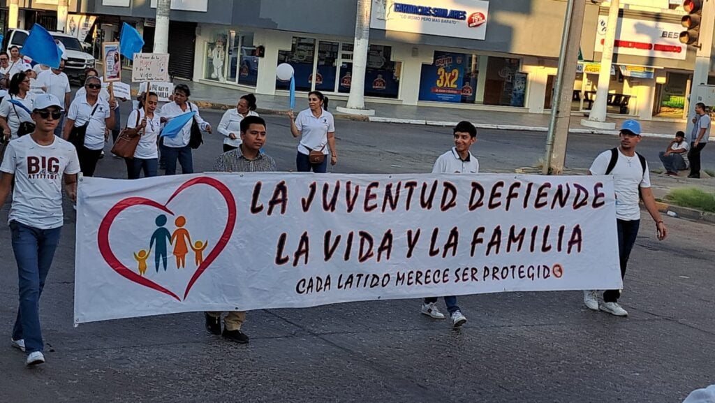 Comunidad católica realiza en Los Mochis la cuarta marcha nacional “por la mujer, la vida y la familia”