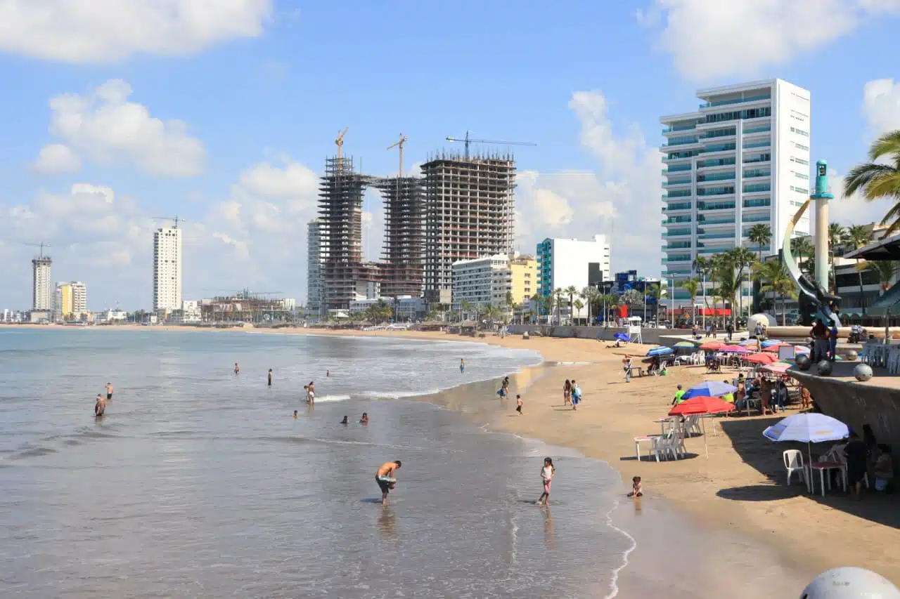 Pese a las ideas negativas en torno la inseguridad en Sinaloa, bañistas de diversas partes del país disfrutan su estadía en el puerto