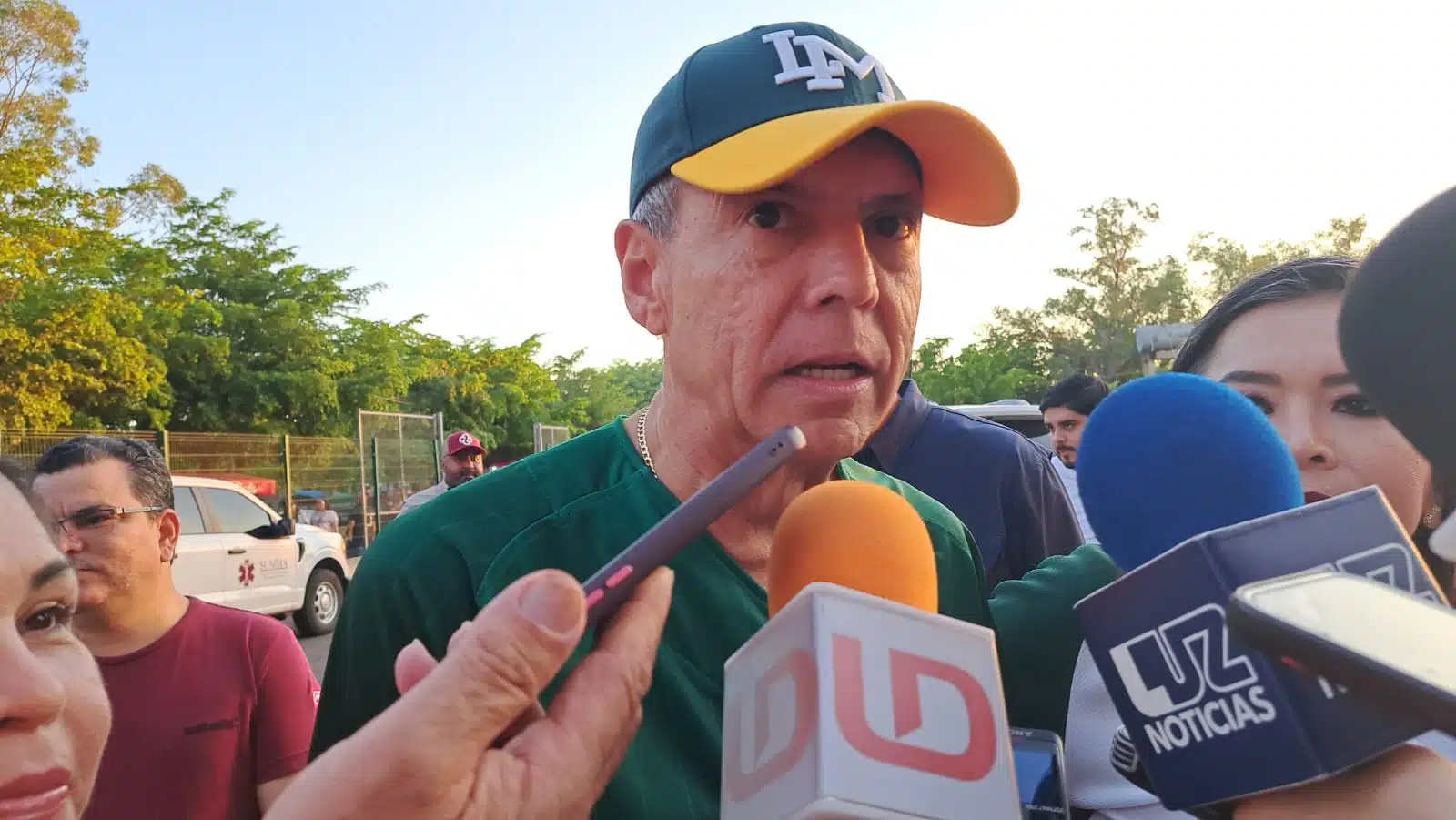 Con mucha seguridad se desarrollará el resto de la temporada de beisbol de la Liga Mexicana del Pacífico, afirmó el alcalde durante el juego inaugural contra Mayos de Navojoa en el Chevron Park