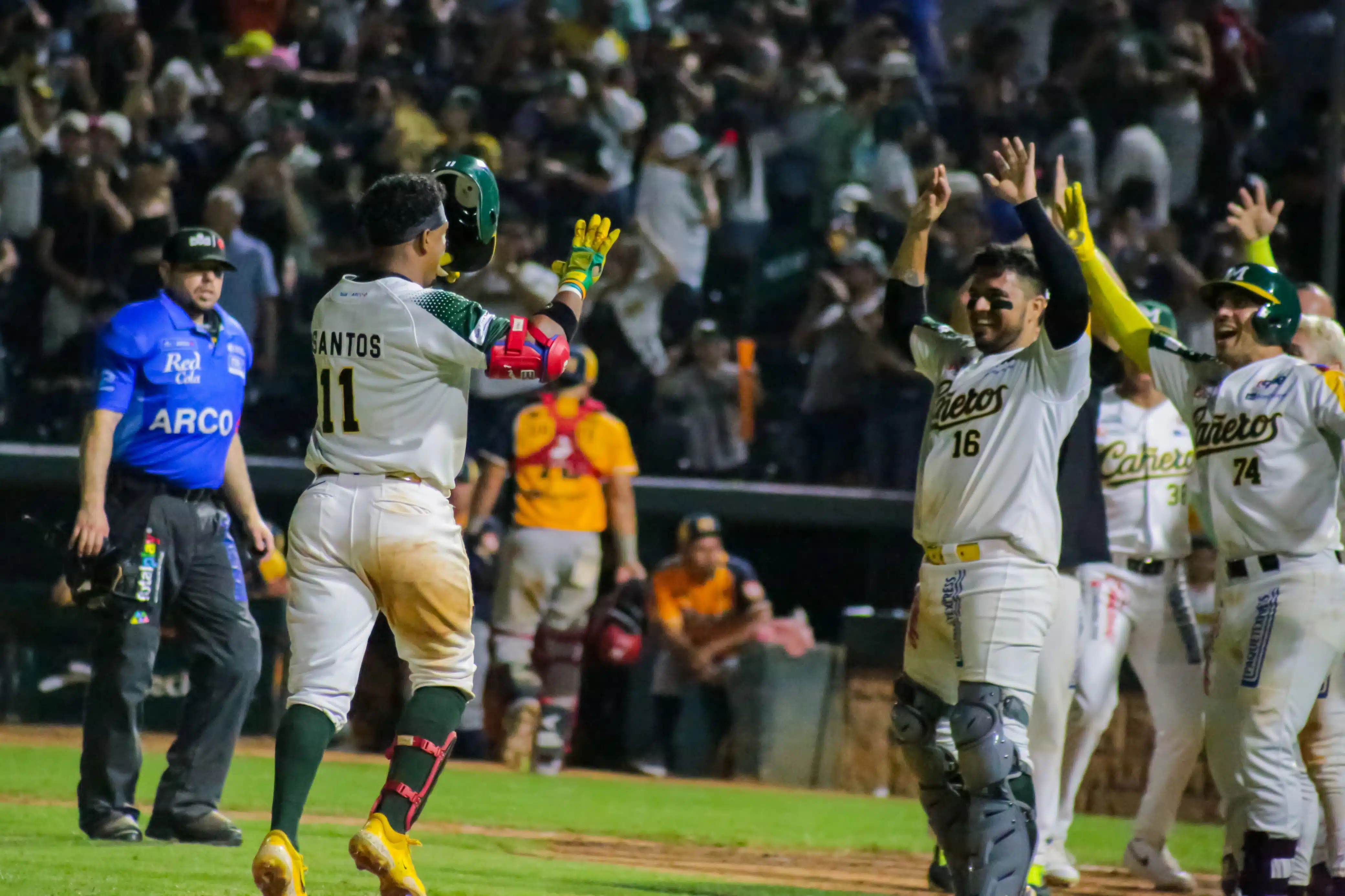 Con tablazo de Roel Santos, Cañeros de Los Mochis vence 7-6 a Mayos de Navojoa.