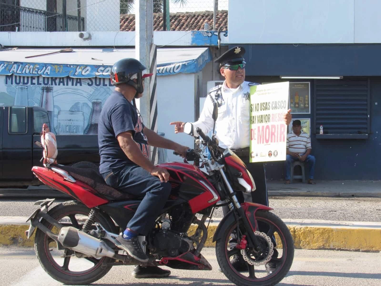 Con un llamado a respetar la Ley de Movilidad Sustentable, los agentes le señalan a los pobladores, las acciones que deben implementar para evitar accidentes o multas