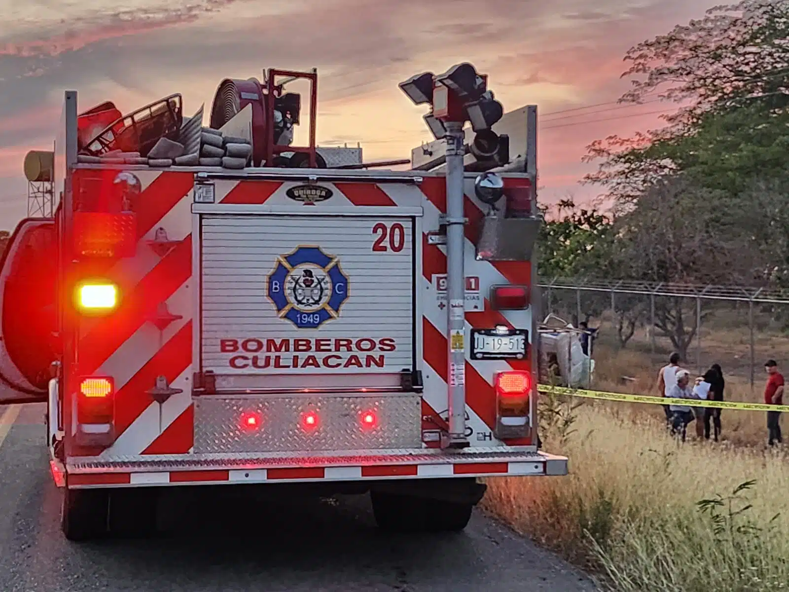 Elementos de Bomberos Culiacán se trasladaron al sitio y delimitaron el área.