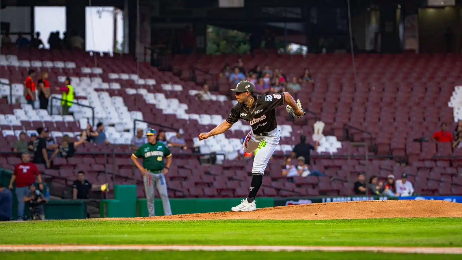 Víctor Castañeda lanzó gran juego para los Tomateros