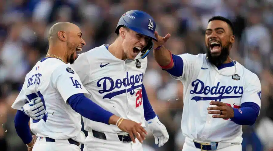 Tommy Edman, Mookie Betts y Teoscar Hernández, celebran un jonrón en el Dodgers vs Yankees de Serie Mundial