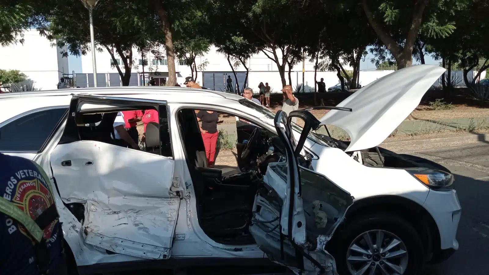 Elementos y paramédicos de Bomberos Veteranos acudieron para sacar a la mujer que estaba prensada en el copiloto y llevarla a atención médica.