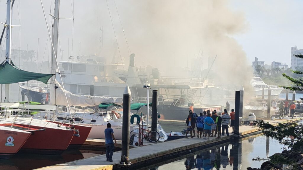 Yate se incendia en la Marina Mazatlán