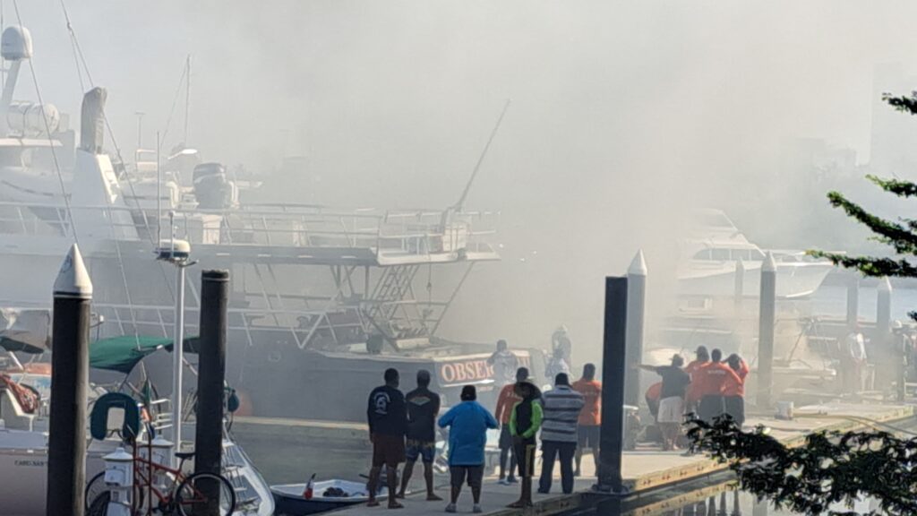 Yate se incendia en la Marina Mazatlán