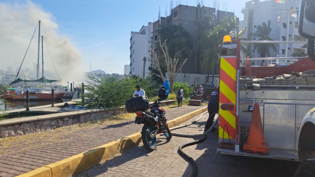 Yate se incendia en la Marina Mazatlán