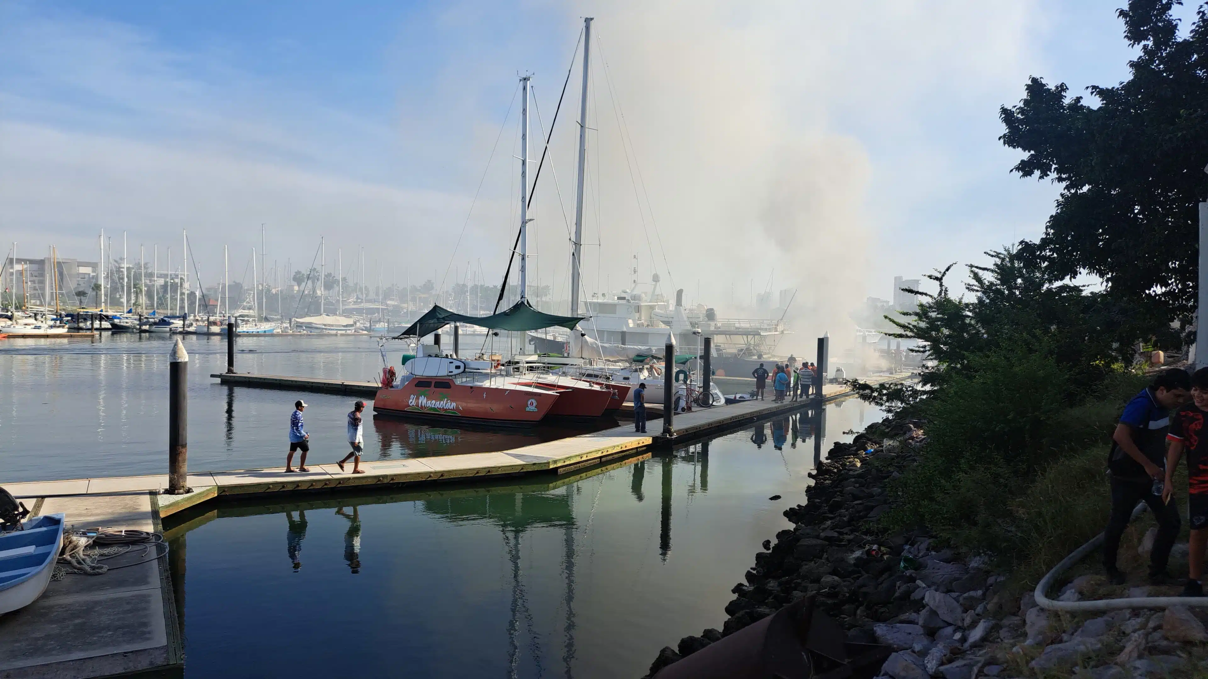 Yate se incendia en la Marina Mazatlán