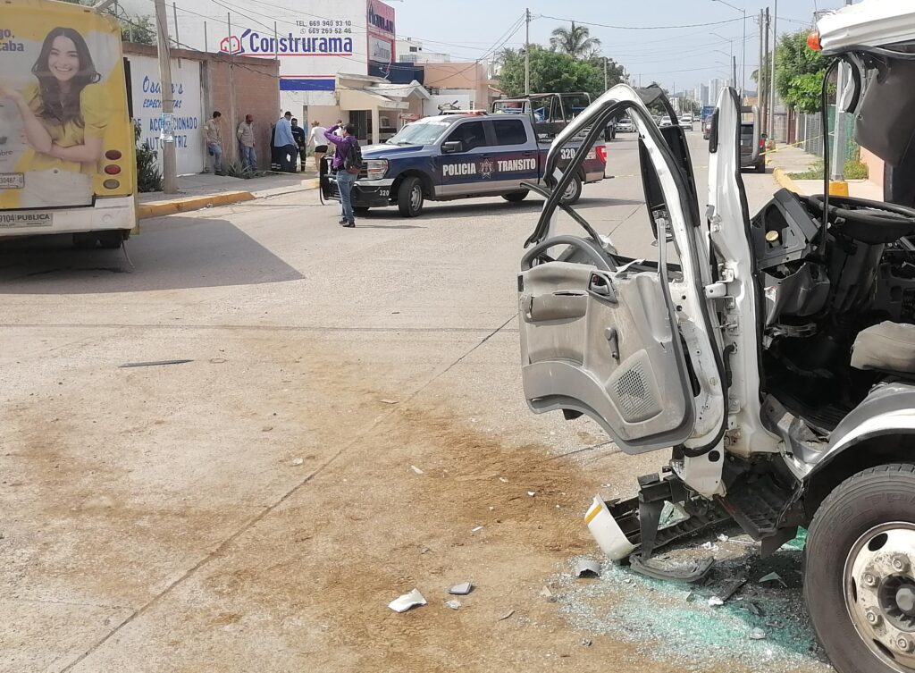 Camión de productos comestibles tras accidente