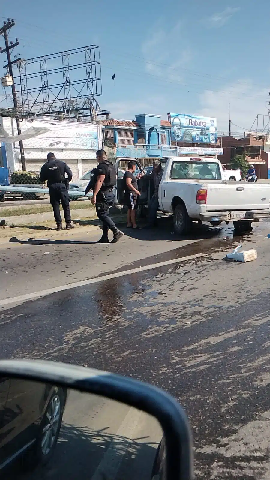 Conductor de camioneta pierde el control, sale de su carril y derriba luminaria en colonia de Mazatlán