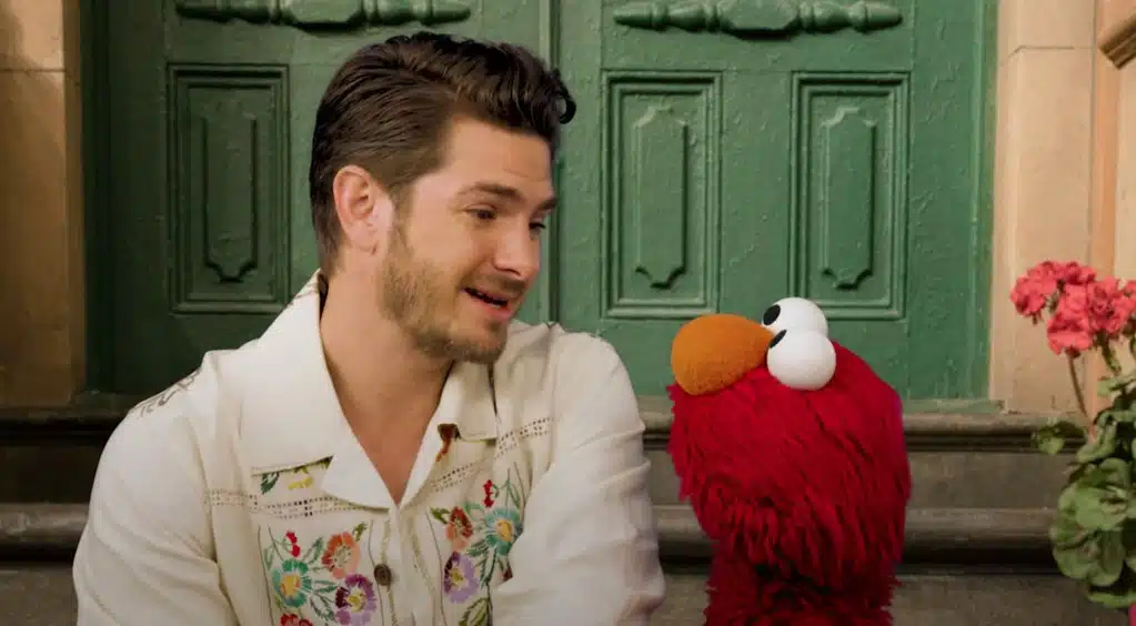 Andrew Garfield y Elmo sostienen una conversación