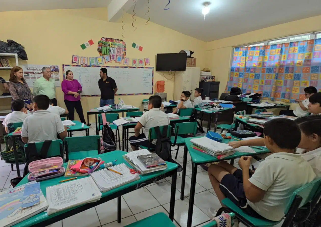 estudiantes en clases presenciales