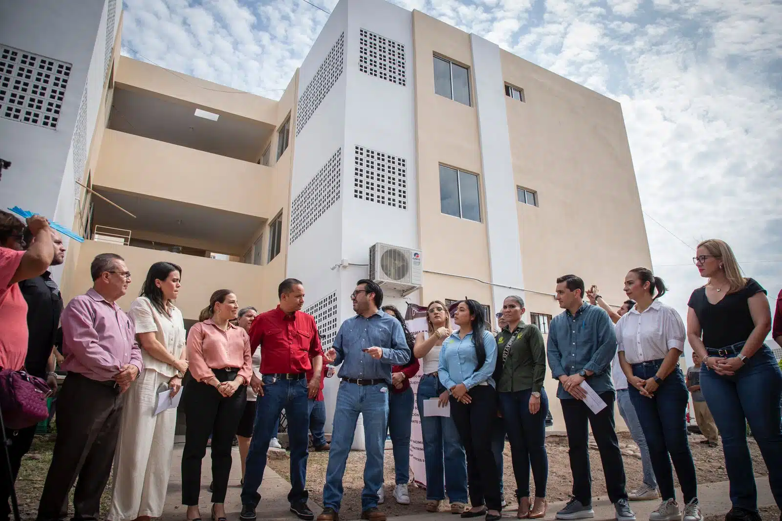 Juan de Dios Gámez entrega departamentos