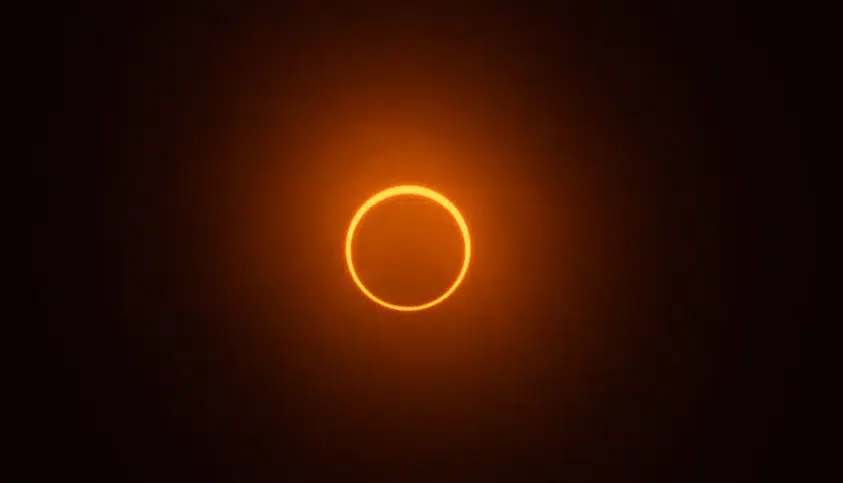 Anillo de fuego durante un eclipse solar