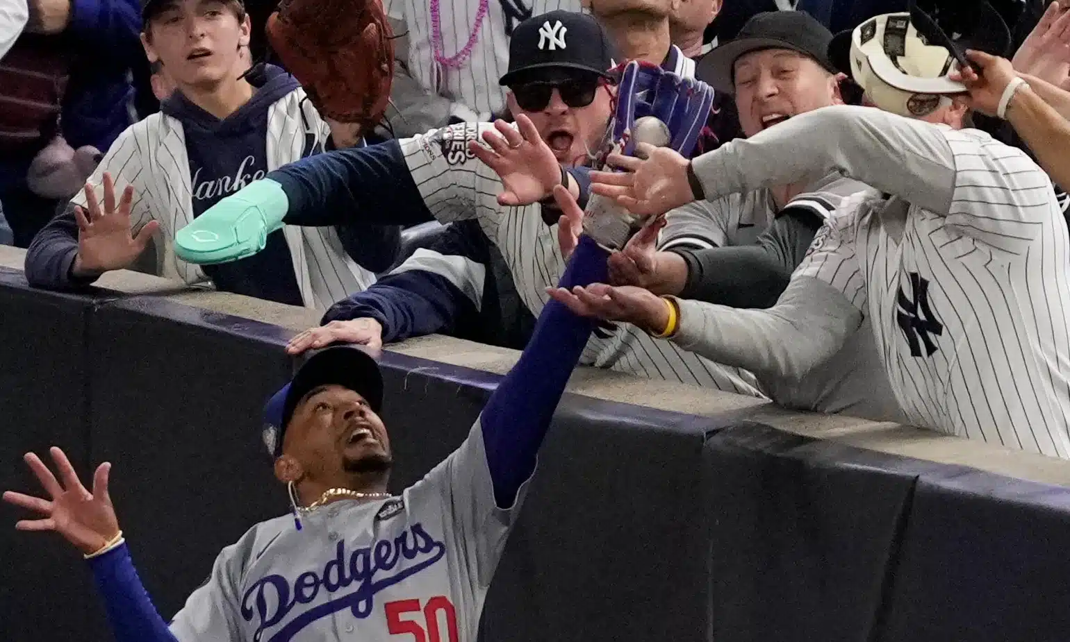 Los dos aficionados intentaron quitarle la pelota a la estrella de los Dodgers de Los Ángeles, Mookie Betts