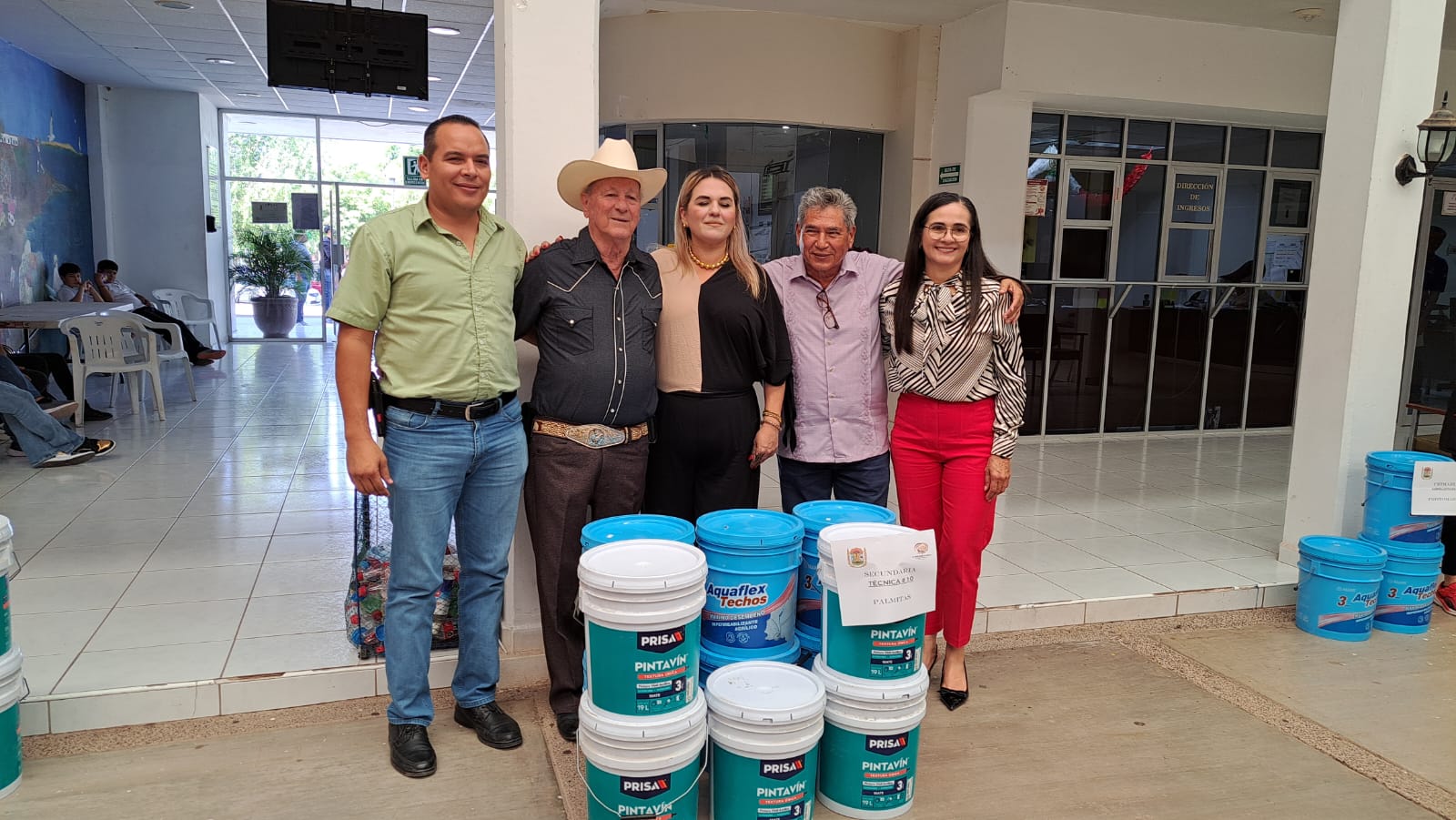 Entrega de impermeabilizante y pintura para escuelas de Angostura.