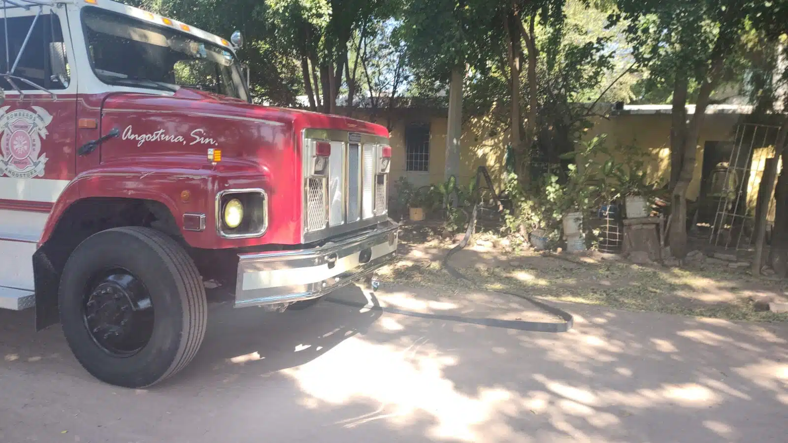 Bomberos en vivienda en Angostura