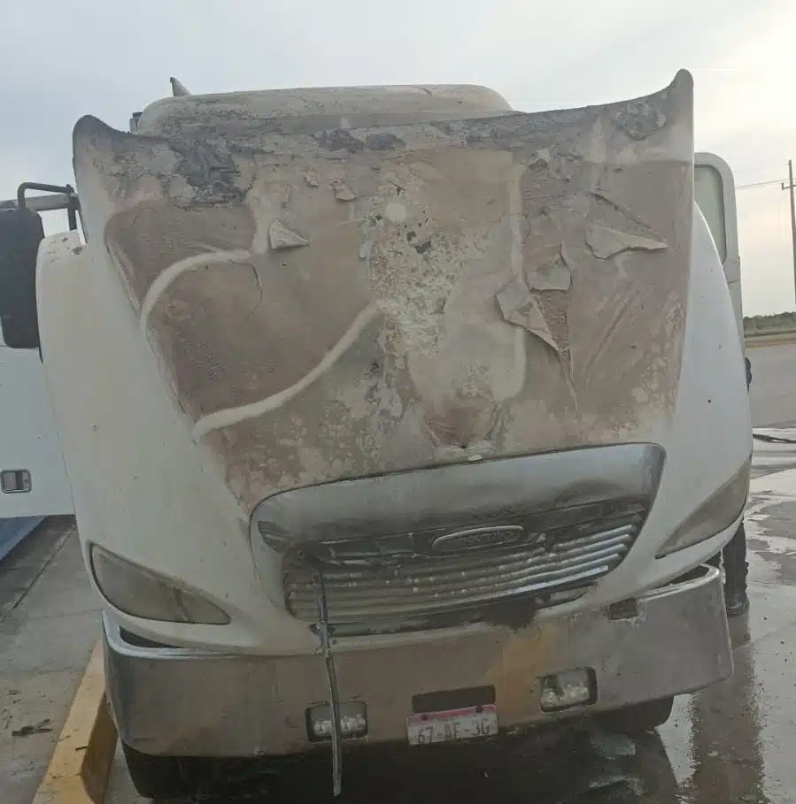 Tráiler se incendia en una gasolinera