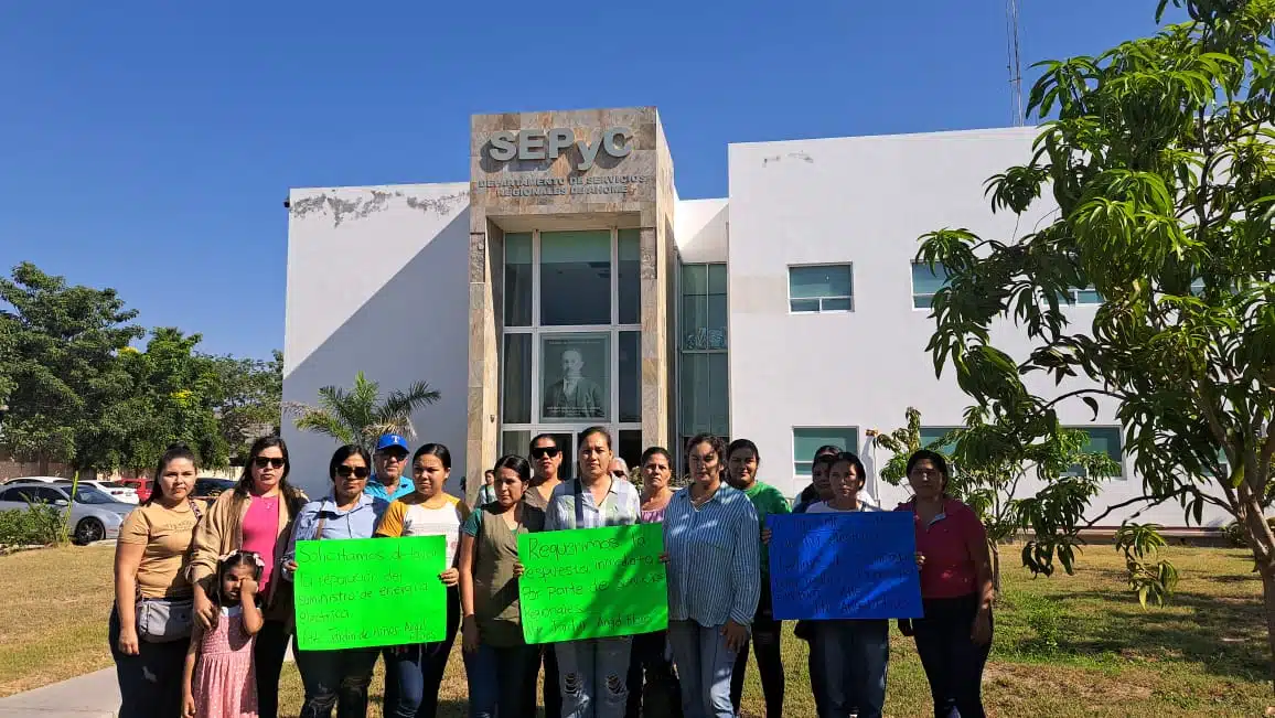 Manifestación de padres de familia en sepyc