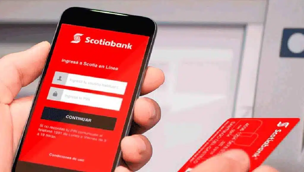 Una persona accede al servicio de banca móvil de Scotiabank