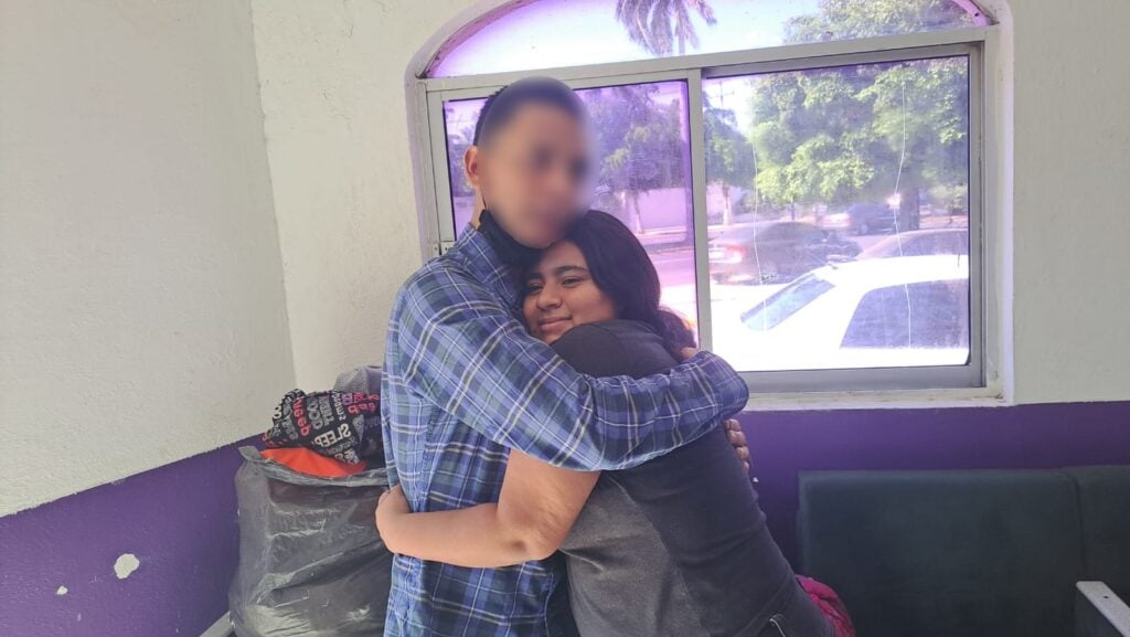 Joven recuperado se recuentra con su familia en Guasave