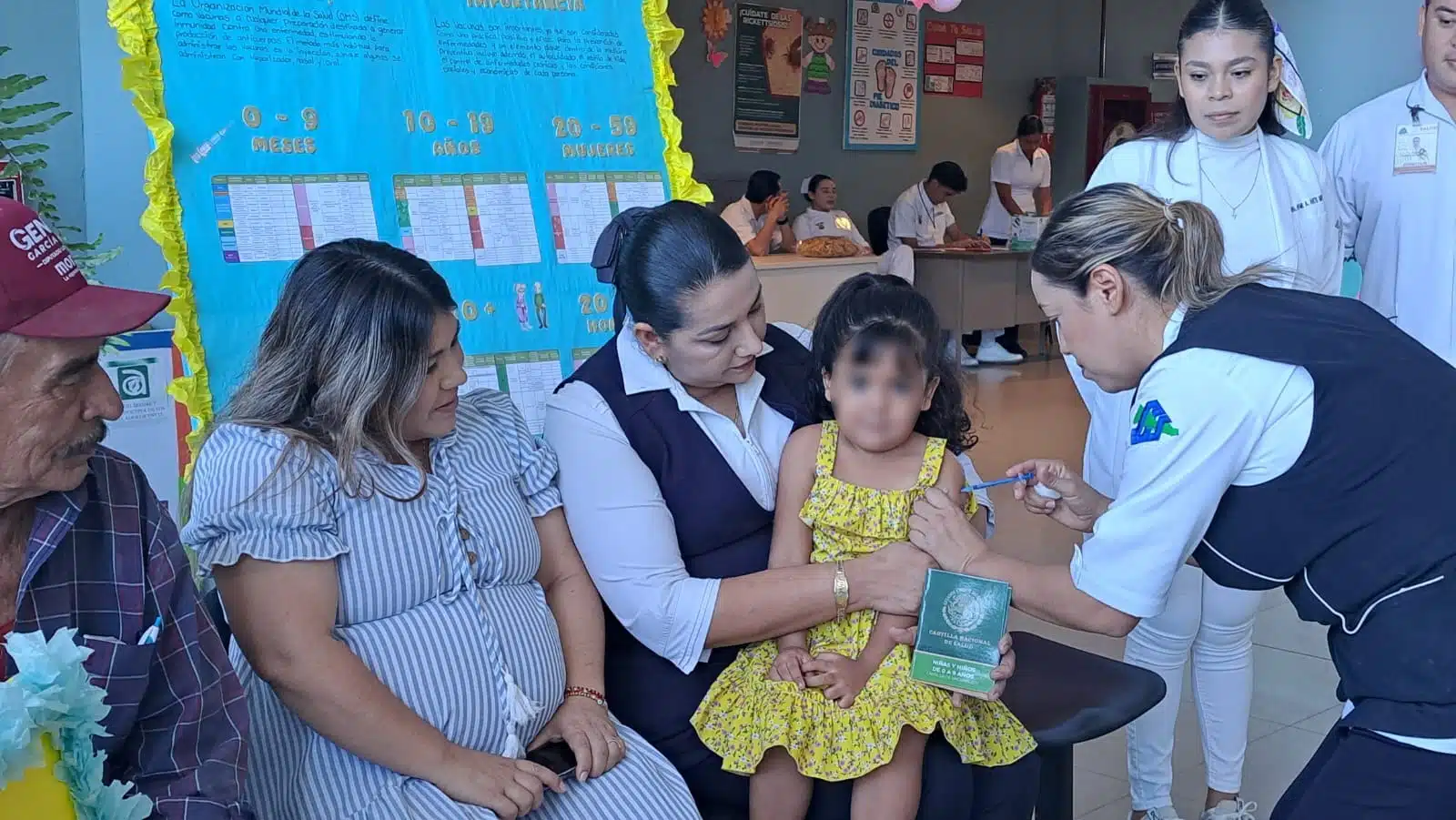 Niña recibe vacuna contra la influenza