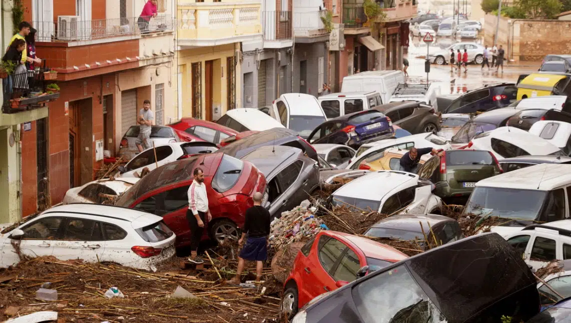 Vehículos amontonados tras las inundaciones en Valencia