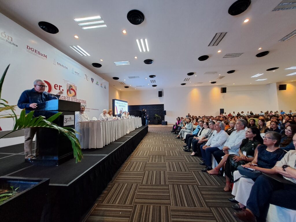 Rocha Moya inaugurando el tercer Congreso Internacional de Formación de Docentes.