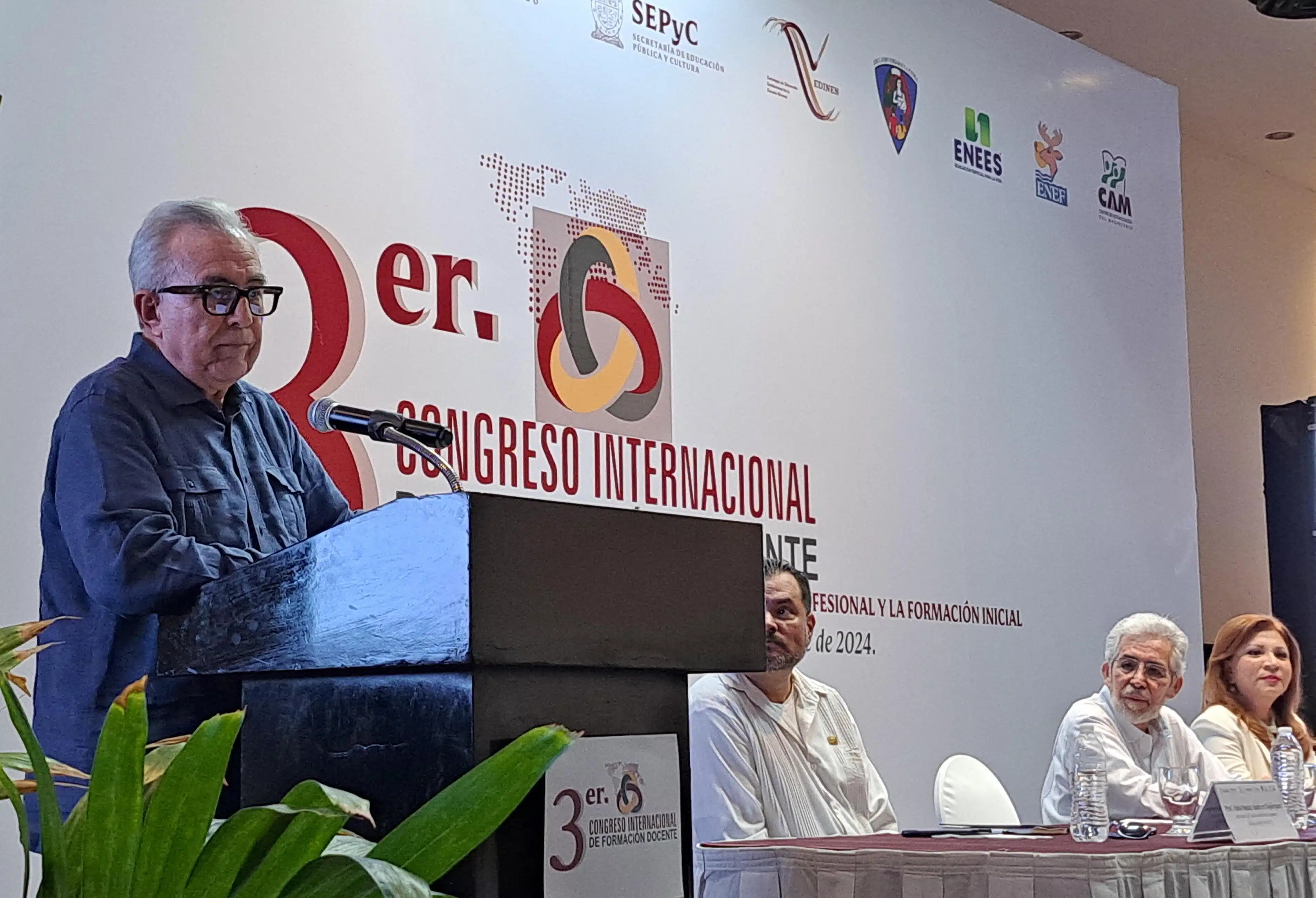 Rocha Moya inaugurando el tercer Congreso Internacional de Formación de Docentes