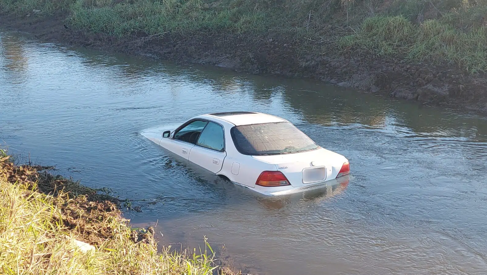 Encuentran un automóvil dentro del canal